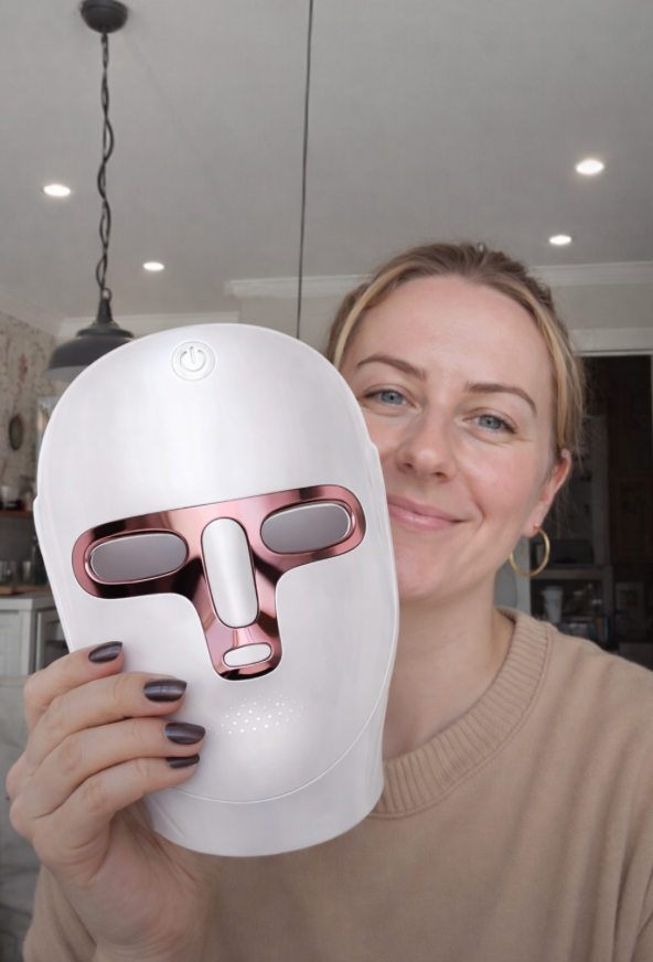 Райна Г,35г.⭐⭐⭐⭐⭐„"Сухата ми кожа винаги е била проблем, но след редовна употреба на лед маската, усещам невероятна хидратация и мекота. Няма нужда от толкова много кремове!"