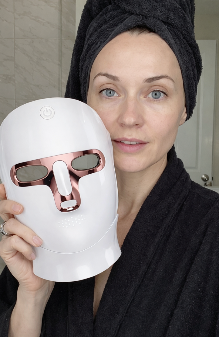 Елена Д. 34г. ⭐⭐⭐⭐⭐ „След 30-те започнах да забелязвам фини линии… LED маската буквално върна свежестта на лицето ми. Кожата ми изглежда по-стегната и отпочинала, сякаш съм спала 10 часа.“